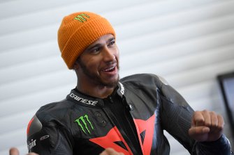 Lewis Hamilton prova la Yamaha Superbike