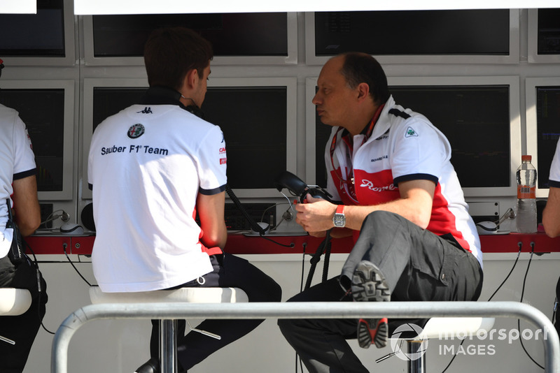 Charles Leclerc, Sauber and Frederic Vasseur, Sauber, Team Principal on pit wall gantry in Fp1