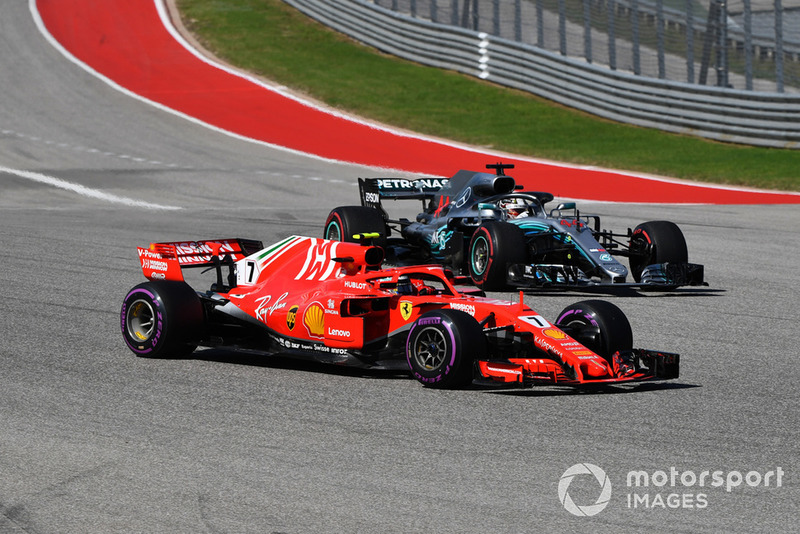 Lewis Hamilton, Mercedes-AMG F1 W09 and Kimi Raikkonen, Ferrari SF71H battle 