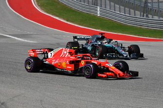 Lewis Hamilton, Mercedes-AMG F1 W09 ve Kimi Raikkonen, Ferrari SF71H pozisyon mücadelesi