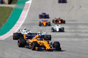 Fernando Alonso, McLaren MCL33, leads Sergey Sirotkin, Williams FW41, Lance Stroll, Williams FW41, and the remainder of the field on the formation lap