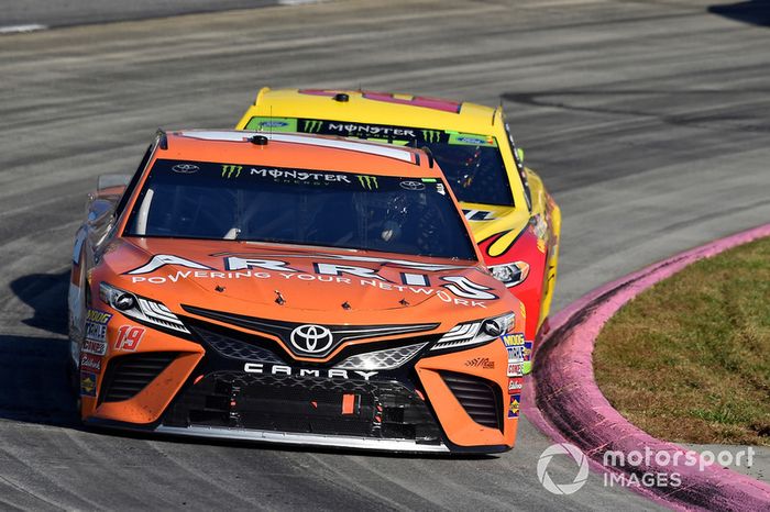 Daniel Suarez, Joe Gibbs Racing, Toyota Camry ARRIS, Joey Logano, Team Penske, Ford Fusion Shell Pennzoil