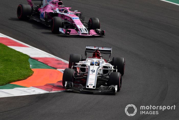 Marcus Ericsson, Sauber C37 y Sergio Pérez, Racing Point Force India VJM11 