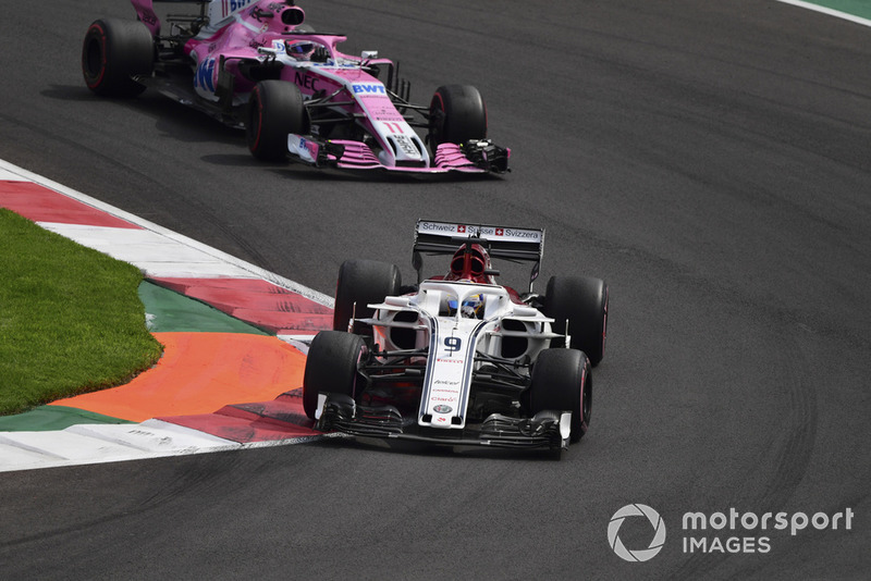 Marcus Ericsson, Sauber C37 y Sergio Pérez, Racing Point Force India VJM11