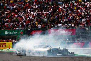 Lewis Hamilton, Mercedes AMG F1 W09 EQ Power+, maakt donuts na het binnenhalen van zijn vijfde wereldtitel