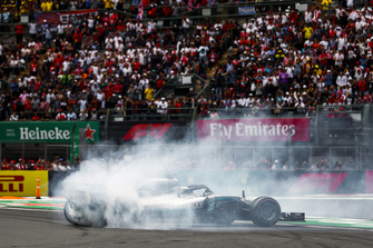 Lewis Hamilton, Mercedes AMG F1 W09 EQ Power+, maakt donuts na het binnenhalen van zijn vijfde wereldtitel