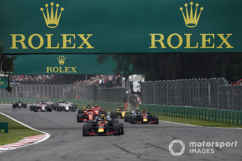 Max Verstappen, Red Bull Racing RB14, Lewis Hamilton, Mercedes AMG F1 W09 EQ Power+ y Daniel Ricciardo, Red Bull Racing RB14 al inicio