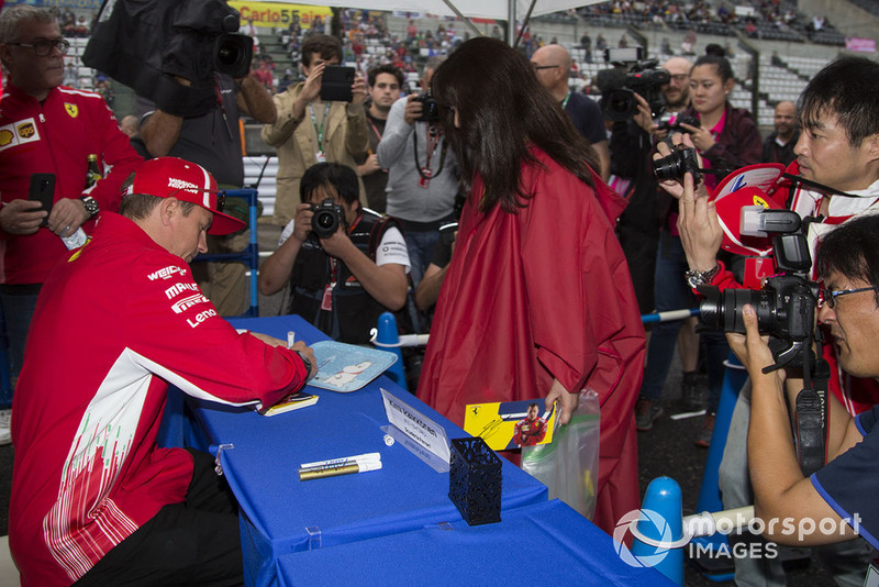 Kimi Raikkonen, Ferrari signs autographs for the fans