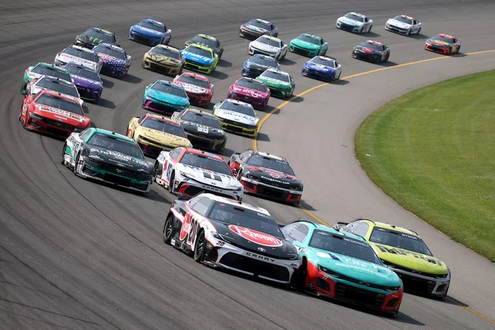 Christopher Bell, Joe Gibbs Racing Toyota, Michael McDowell, Spire Motorsports Chevrolet