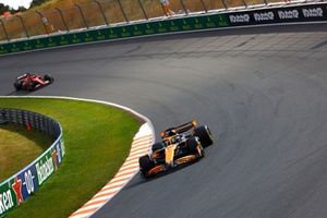 Oscar Piastri, McLaren MCL38, Charles Leclerc, Ferrari SF-24