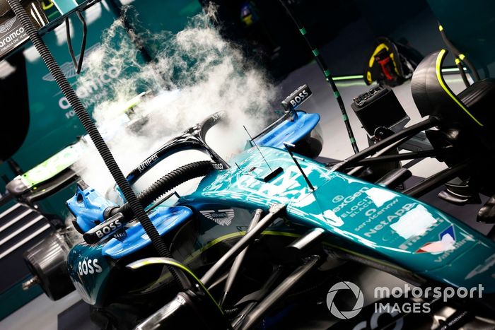El coche de Fernando Alonso, Aston Martin AMR24, se enfría con hielo seco