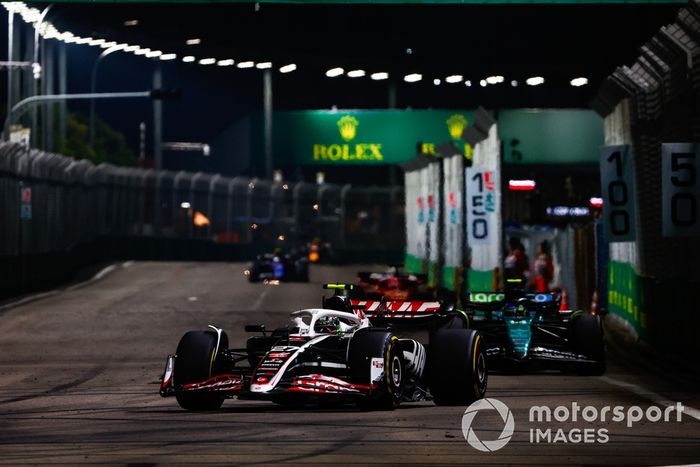 Nico Hulkenberg, Haas VF-24, Fernando Alonso, Aston Martin AMR24