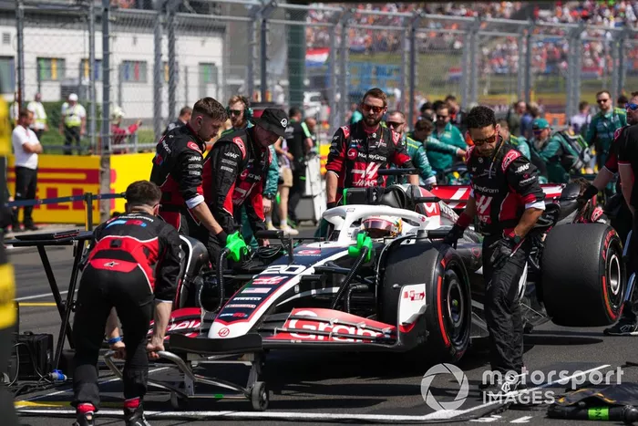 Mecánica en la parrilla con Kevin Magnussen, Haas VF-24