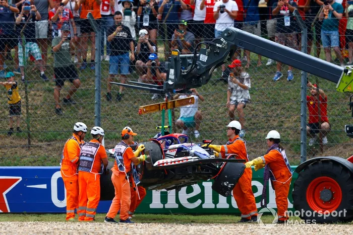 Los comisarios retiran del circuito el coche dañado de Yuki Tsunoda, RB F1 Team VCARB 01.