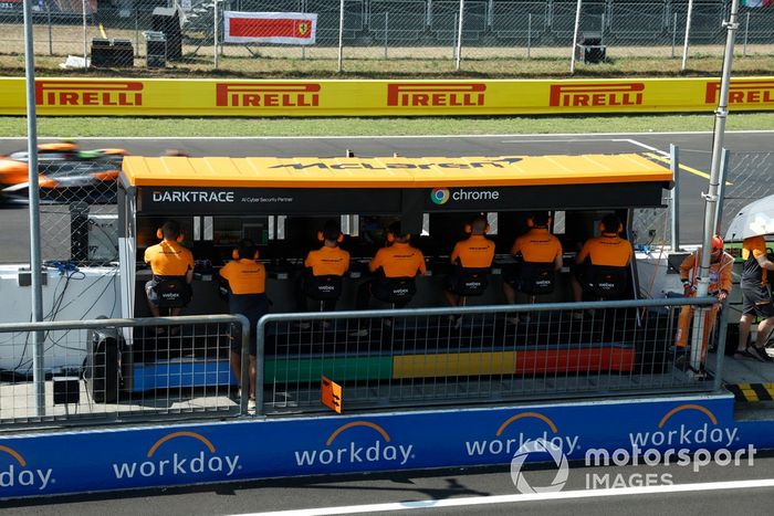 El equipo McLaren en el muro de boxes