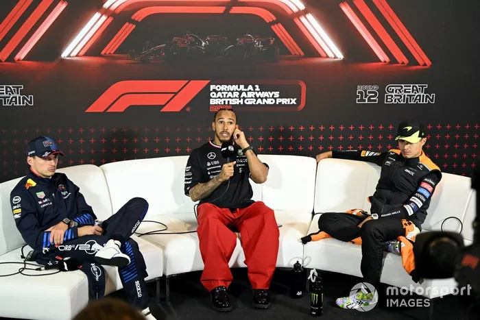 Max Verstappen, Red Bull Racing, 2ª posición, Lewis Hamilton, Mercedes-AMG F1 Team, 1ª posición, Lando Norris, McLaren F1 Team, 3ª posición, en la rueda de prensa.