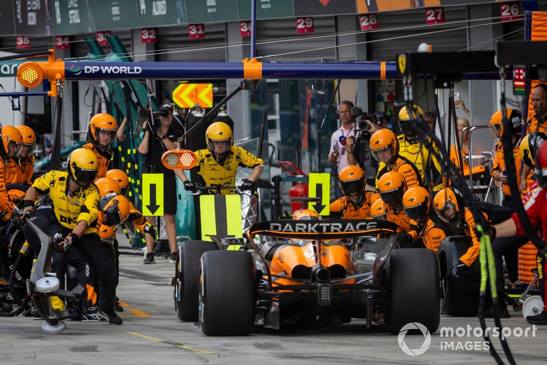 Oscar Piastri, McLaren MCL38, wykonuje pit stop