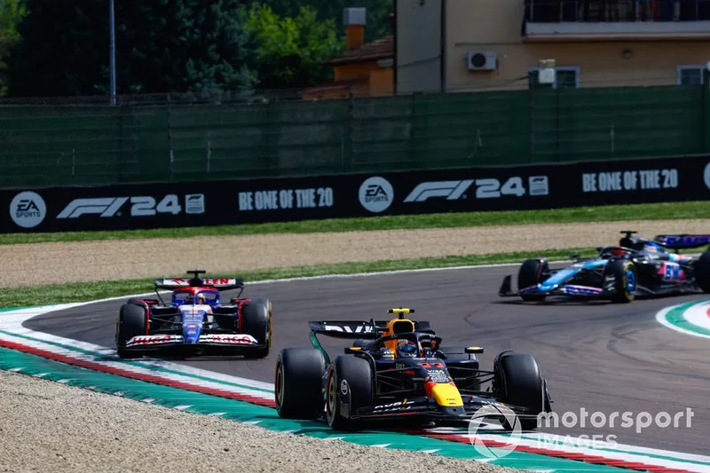 Sergio Perez, Red Bull Racing RB20, Daniel Ricciardo, RB F1 Team VCARB 01, Esteban Ocon, Alpine A524