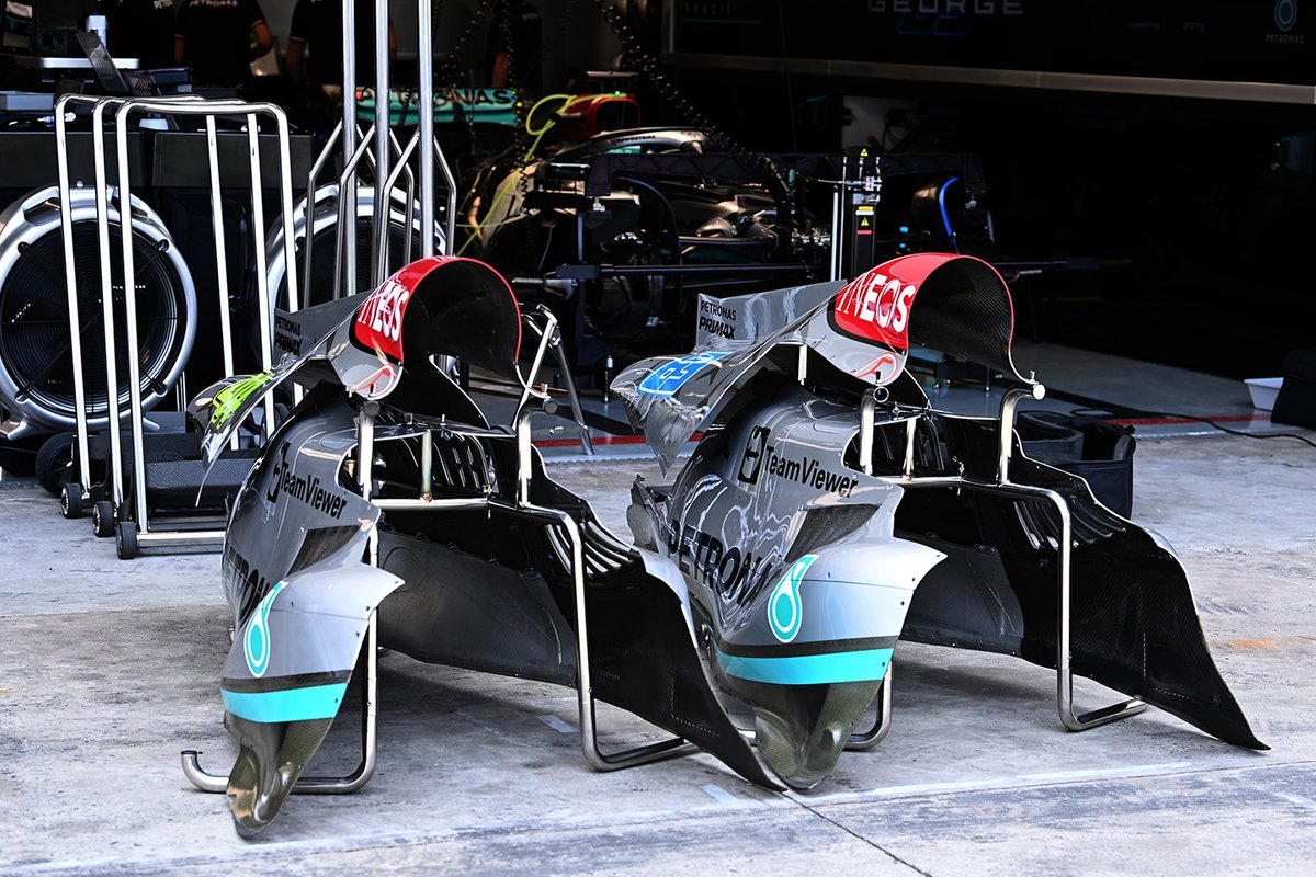 Mercedes W13: Motorhaube