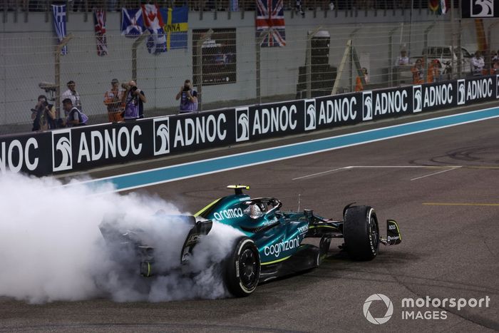 Sebastian Vettel, Aston Martin AMR22, realiza donuts en la parrilla al final de la carrera para celebrar su retirada