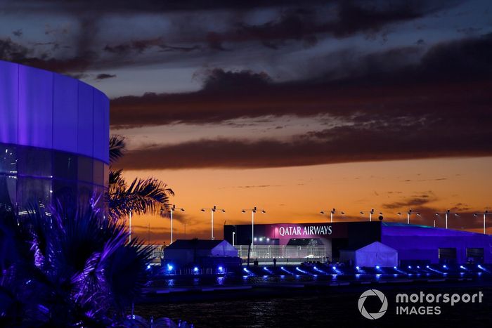 Los últimos rayos de sol se disipan mientras las luces dan vida al recinto.