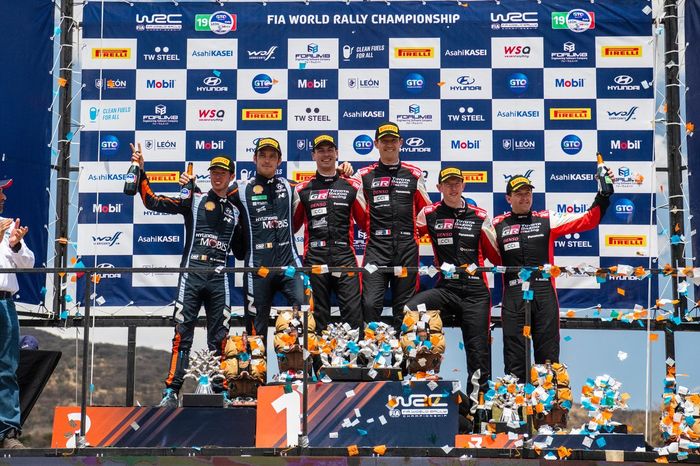 Podio: Ganadores Sébastien Ogier, Vincent Landais, Toyota Gazoo Racing WRT Toyota GR Yaris Rally1, segundos Thierry Neuville, Martijn Wydaeghe, Hyundai World Rally Team Hyundai i20 N Rally1, terceros Elfyn Evans, Scott Martin, Toyota Gazoo Racing WRT Toyota GR Yaris Rally1.