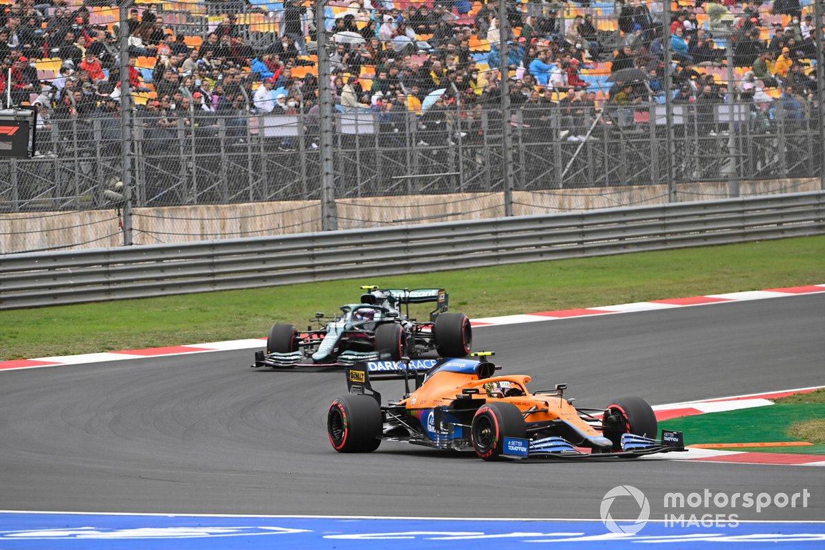 Lando Norris, McLaren MCL35M, Sebastian Vettel, Aston Martin AMR21