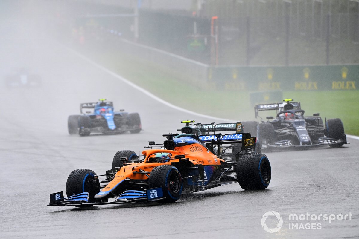 Daniel Ricciardo, McLaren MCL35M, Sebastian Vettel, Aston Martin AMR21, Pierre Gasly, AlphaTauri AT02, e Esteban Ocon, Alpine A521