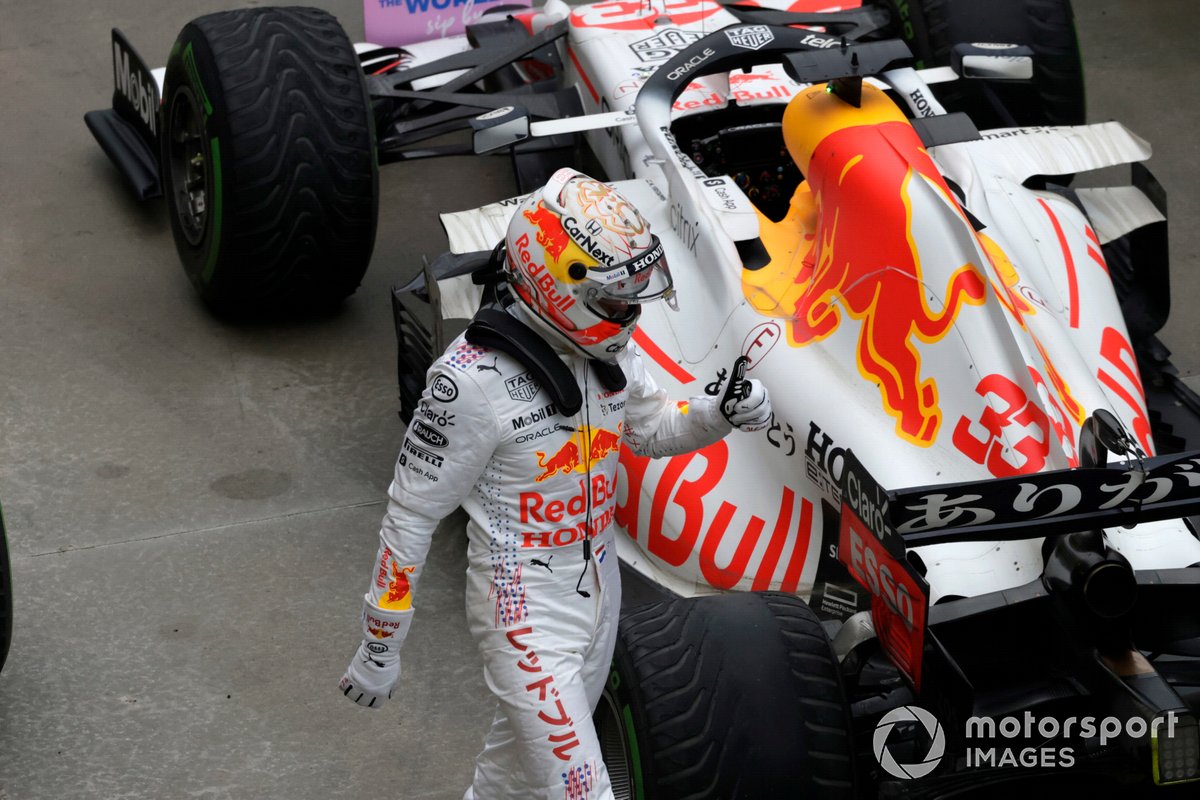 Max Verstappen, Red Bull Racing, 2ª posición, en Parc Ferme