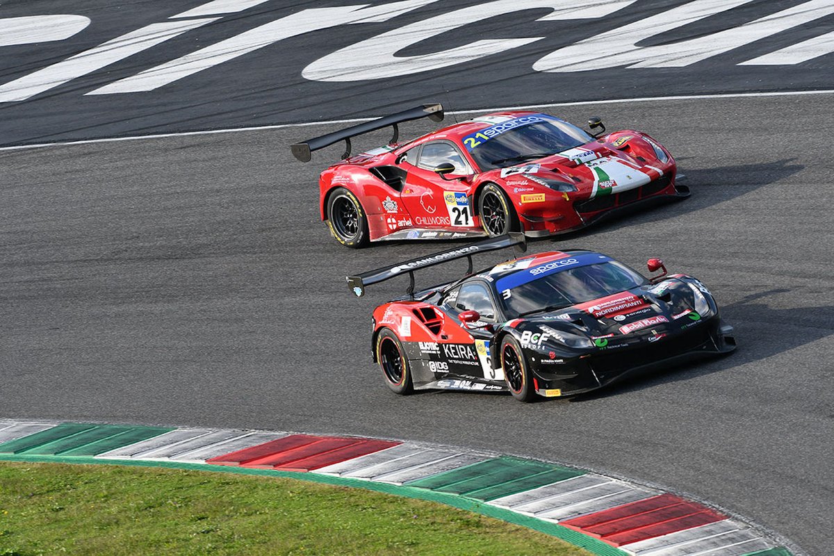 #3 Easy Race, Ferrari 488 GT3 Evo: Matteo Greco, Karol Basz e #21 AF Corse, Ferrari 488 GT3 Evo: Simon Mann, Matteo Cressoni