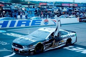 Ganador Aric Almirola, Stewart-Haas Racing, Ford Mustang