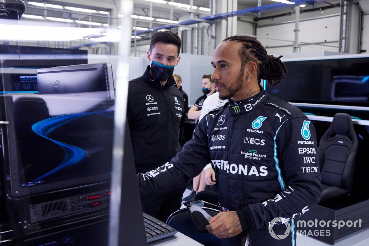 Lewis Hamilton, Mercedes, parla con i membri del team