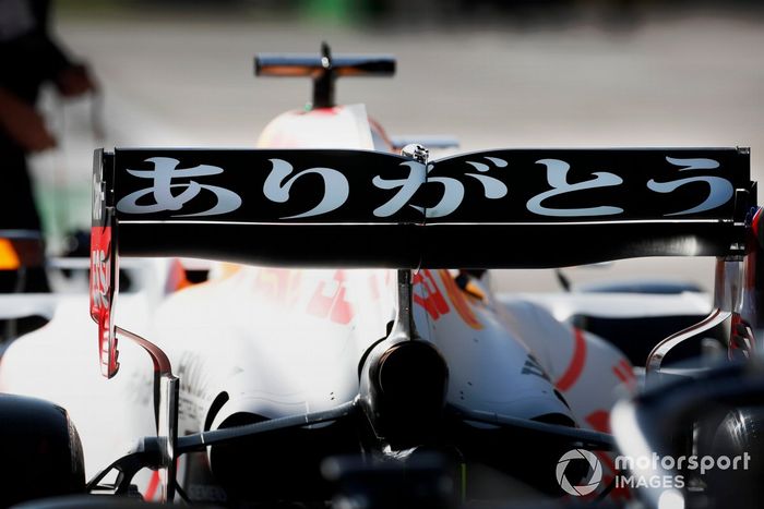 Max Verstappen, Red Bull Racing RB16B  con la decoración en homenaje a Honda 