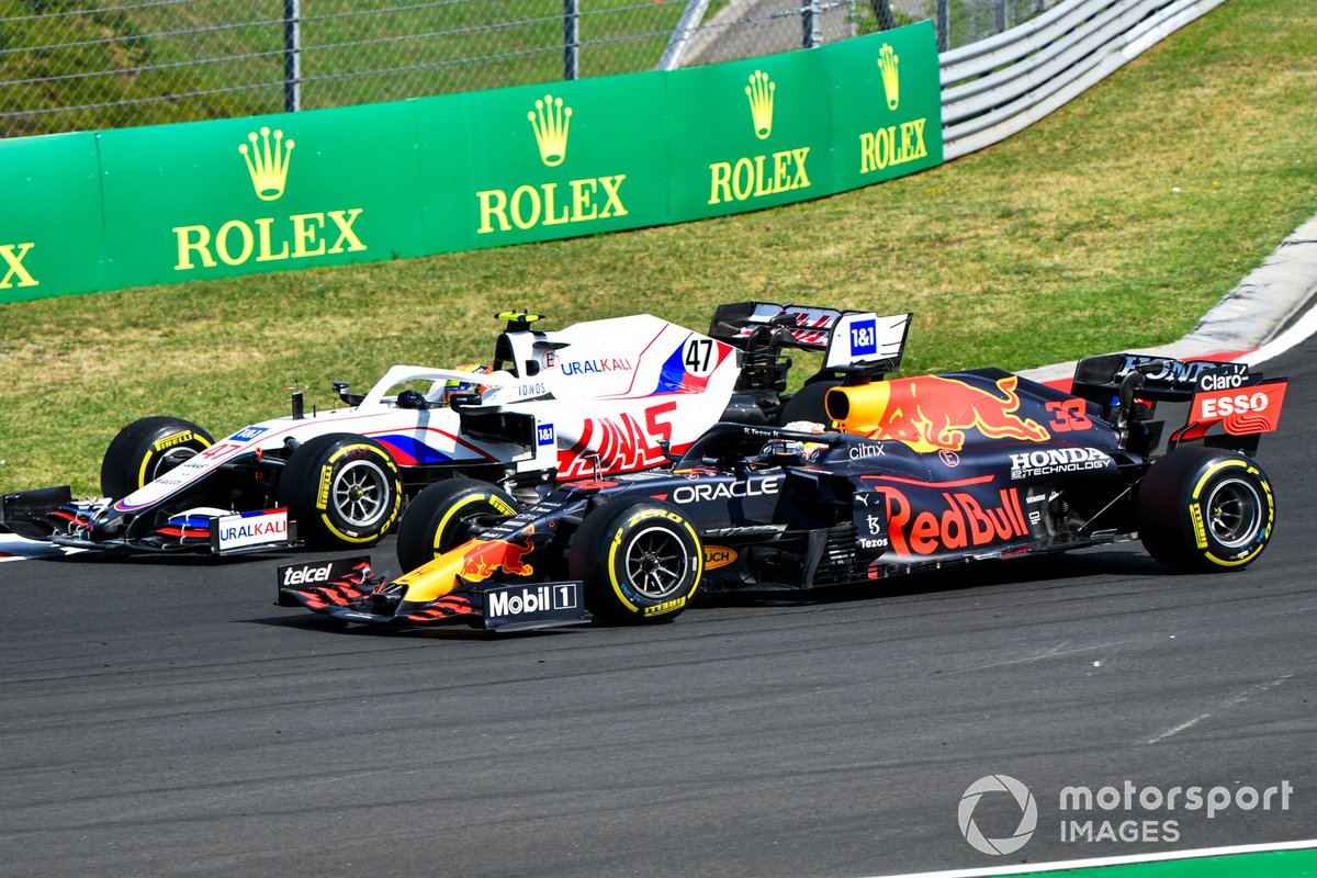 Mick Schumacher, Haas VF-21, lucha con Max Verstappen, Red Bull Racing RB16B