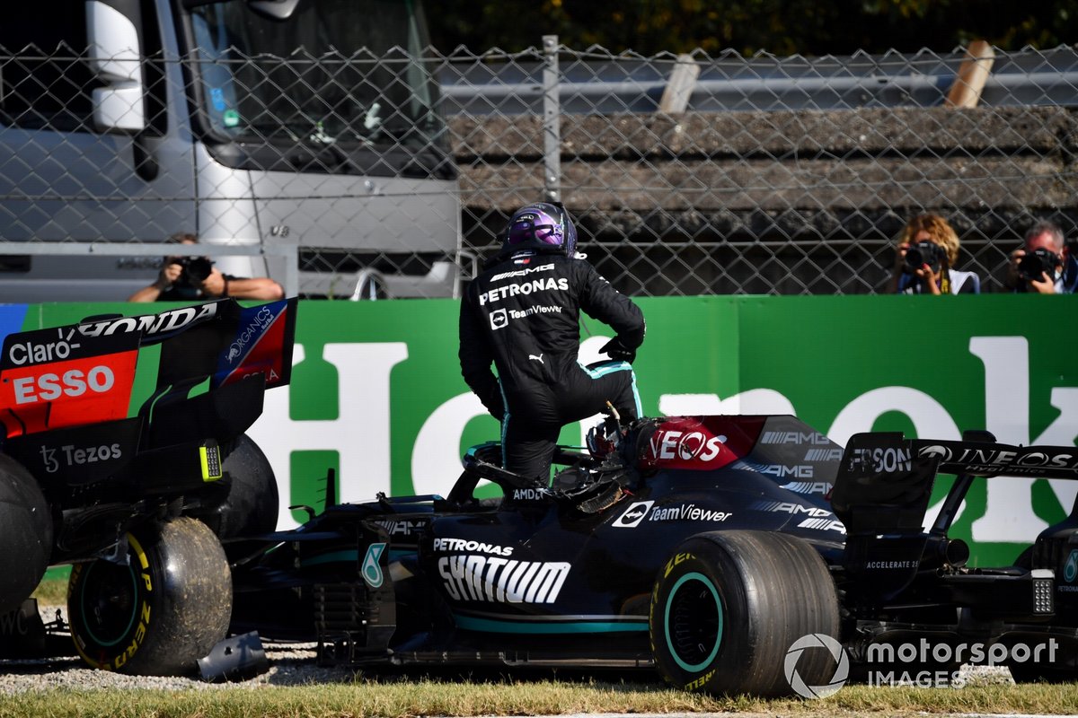 Secuencia del choque de Lewis Hamilton, Mercedes W12, que sale de su coche tras impactar con Max Verstappen, Red Bull Racing RB16B
