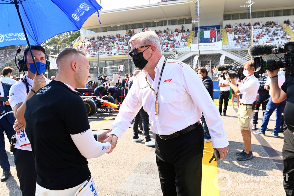 Nikita Mazepin, de Haas F1, y Ross Brawn, Director General de Motorsports, en la parrilla