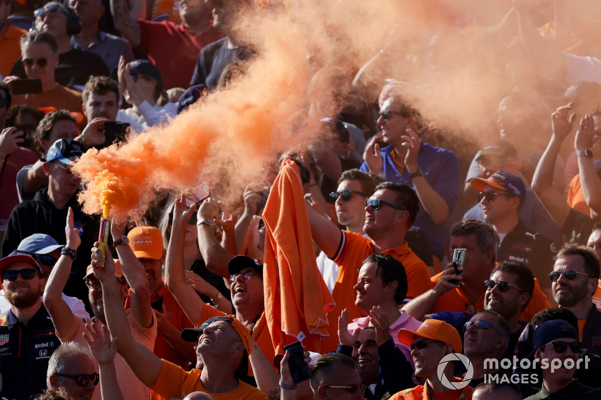 I tifosi festeggiano quando Max Verstappen, Red Bull Racing, si assicura la pole position