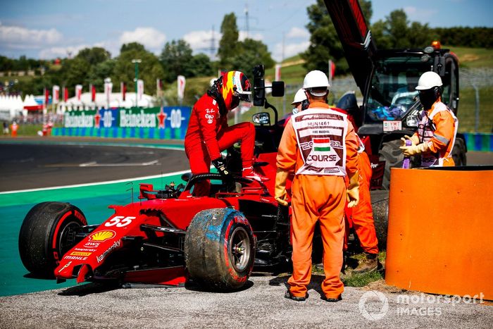 Carlos Sainz Jr., el Ferrari SF21 choca en la clasificación