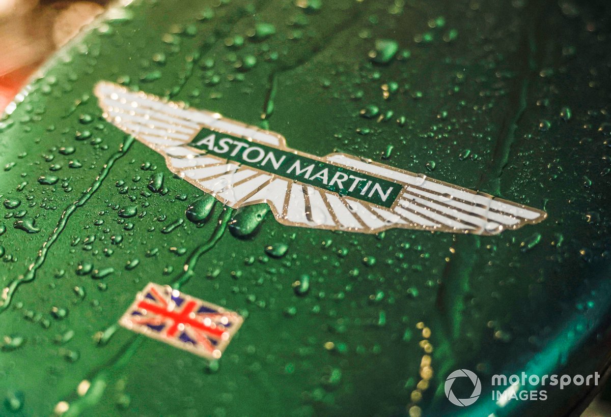Lluvia sobre el Aston Martin