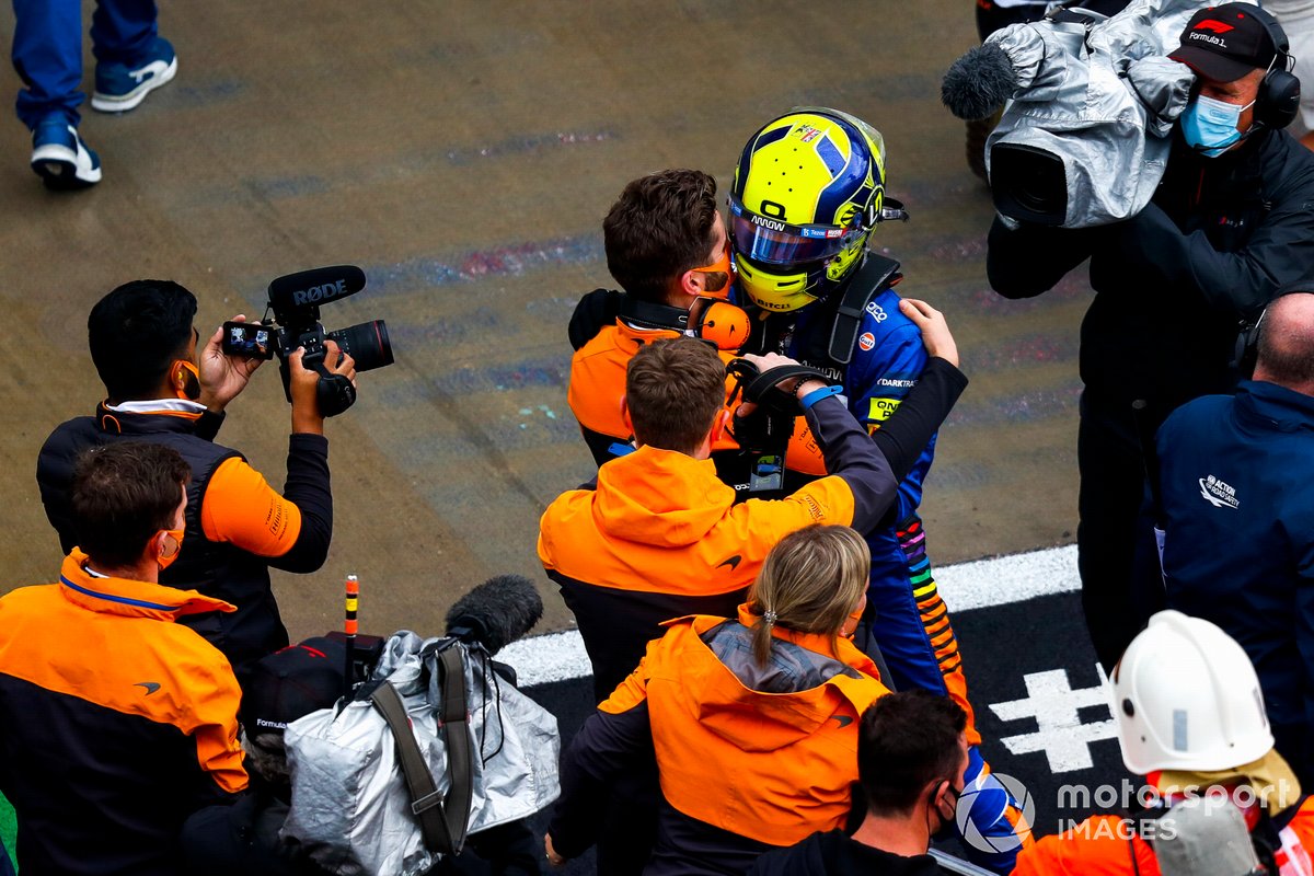Lando Norris, McLaren, festeggia con un compagno di squadra dopo aver ottenuto la pole