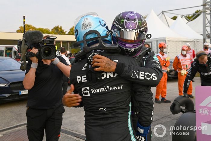 Ganador del primer puesto Valtteri Bottas, Mercedes es felicitado por Lewis Hamilton, Mercedes, en Parc Ferme