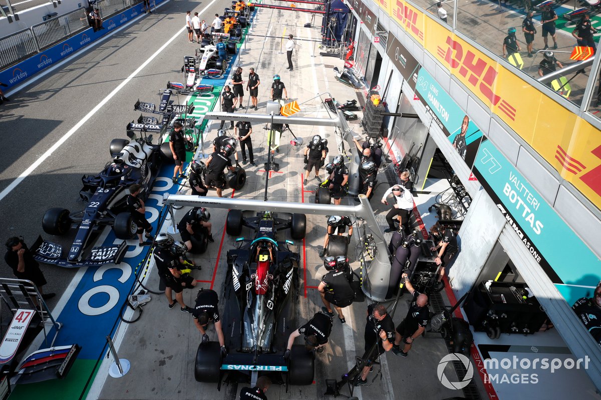 Valtteri Bottas, Mercedes W12 en pit lane
