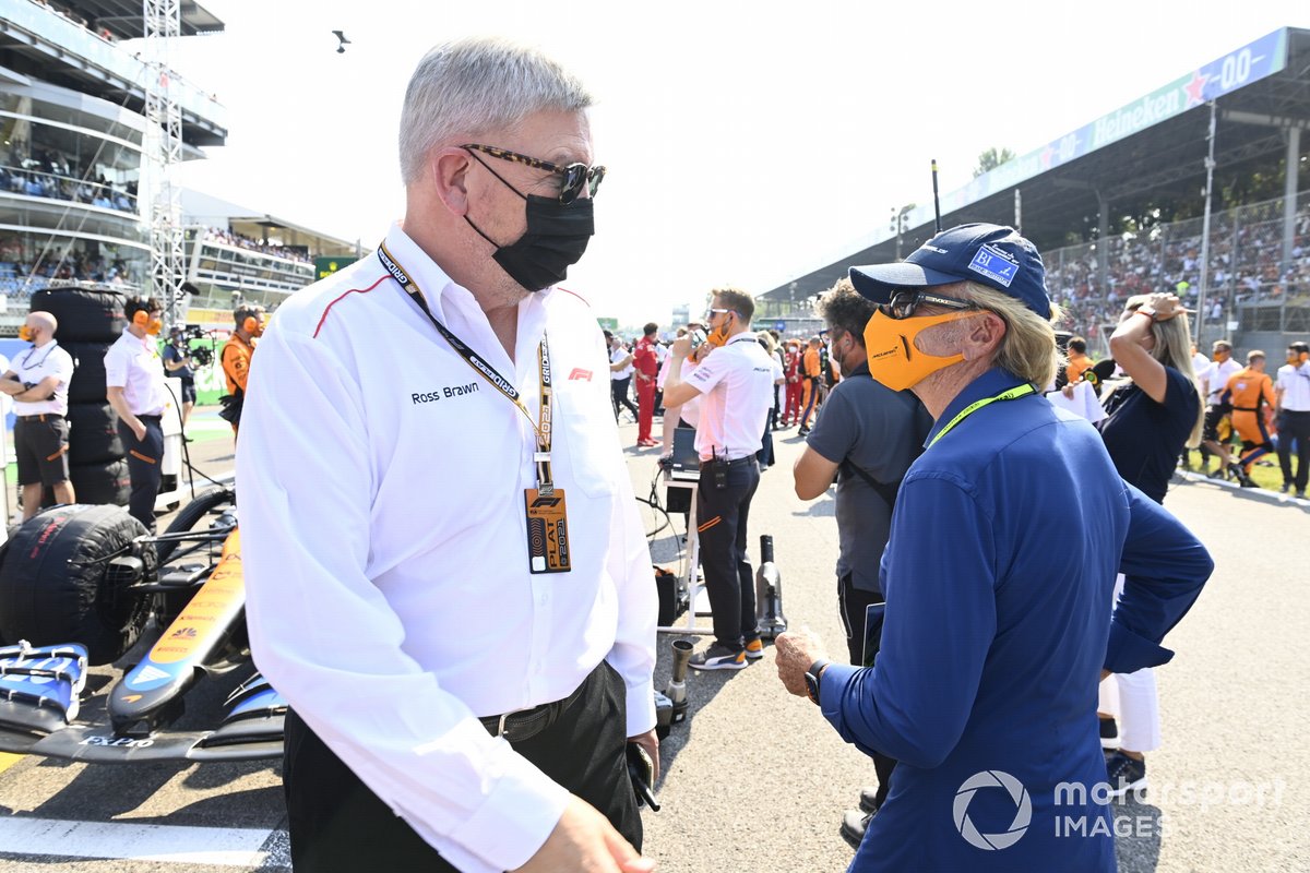Ross Brawn, Director General de Motorsports, y Emerson Fittipaldi en la parrilla