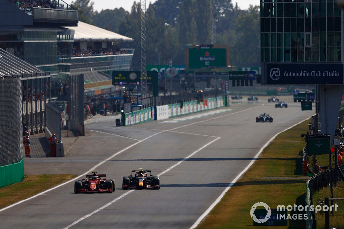 Carlos Sainz Jr, Ferrari SF21, Sergio Pérez, Red Bull Racing RB16B