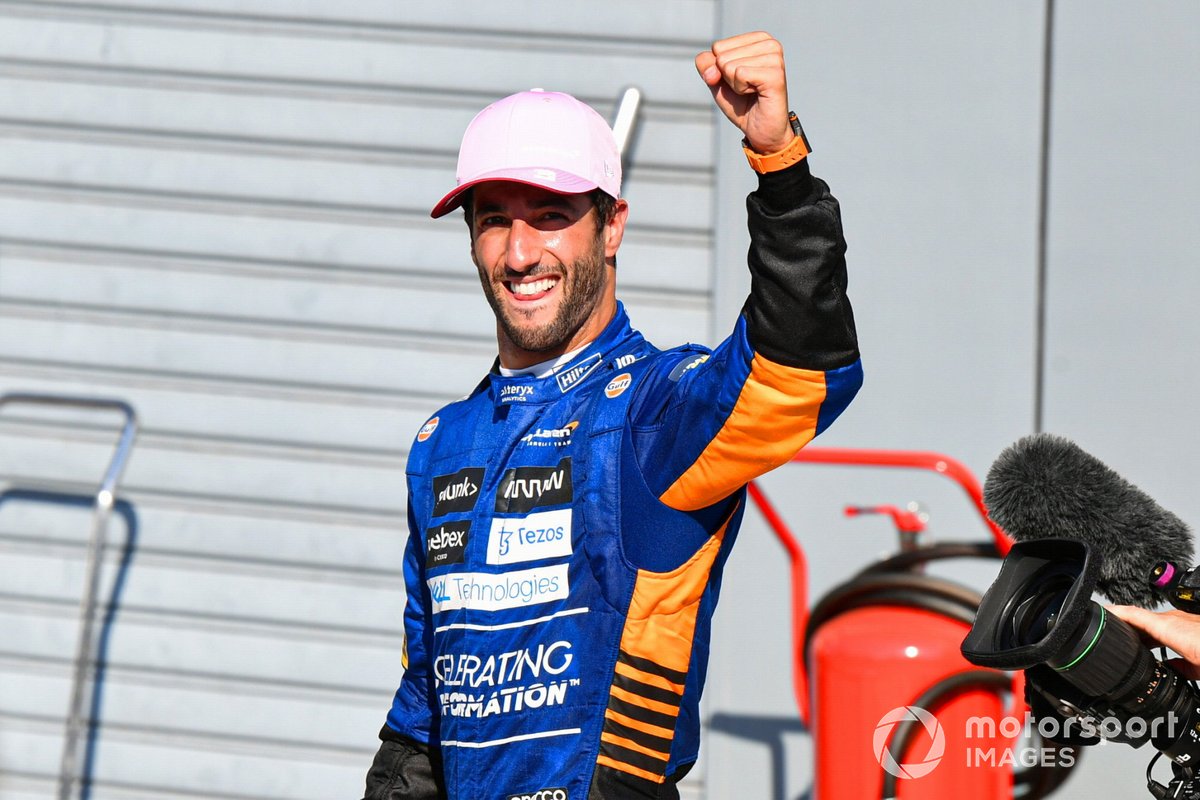 Lewis Hamilton, Mercedes, 1a posizione, festeggia nel Parc Ferme