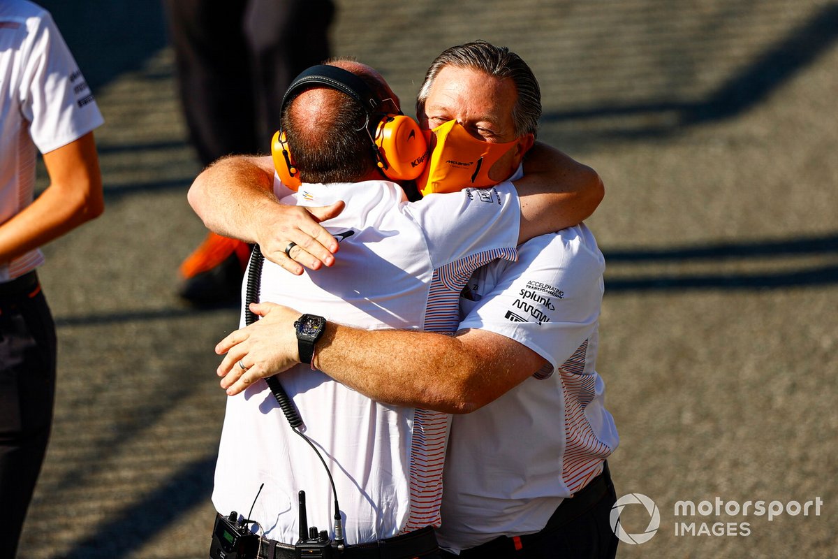 Zak Brown, director general de McLaren Racing, celebra la victoria