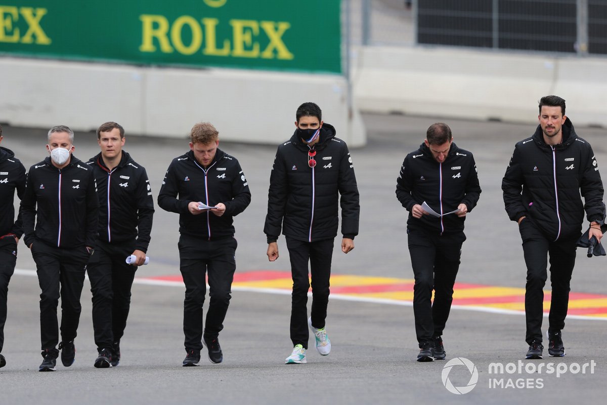 Esteban Ocon, Alpine F1, recorre la pista con miembros de su equipo