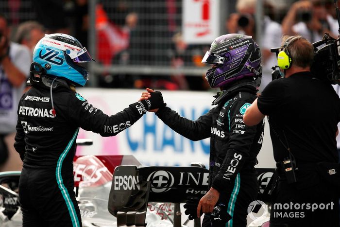 Valtteri Bottas, Mercedes, 3ª posición, y Lewis Hamilton, Mercedes, 2ª posición, se felicitan mutuamente en el Parc Ferme