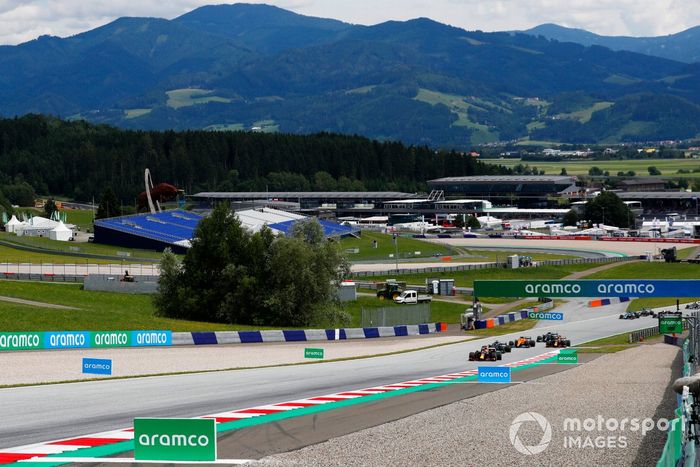 Max Verstappen, Red Bull Racing RB16B, Lewis Hamilton, Mercedes W12, Sergio Pérez, Red Bull Racing RB16B, Lando Norris, McLaren MCL35M al inicio