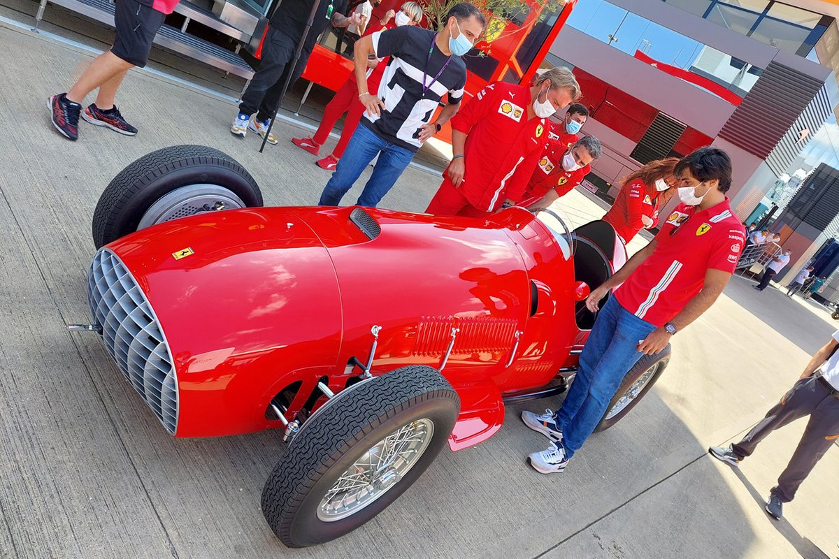 Carlos Sainz Jr., Ferrari with Froilan Gonzales' Ferrari 375